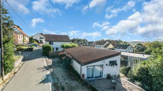 **BOEK JE BEZOEK ZELF ONLINE IN VIA WWW.IMMO3000.BE**<br />Immo3000 heeft alweer een mooi huis te koop in Linden : <br />deze keer een vrijstaande en instapklare woning met 3 slaapkamers en mooie inrichting. <br />Bovendien krijg je op hetzelfde perceel een groot bijhuis , waar momenteel een praktijk in gehouden wordt.<br />Indeling : inkom, aparte bureau, grote living en eetplaats met veel open zicht. Aansluitend een open en ingerichte mooie keuken, met annex kleine berging. Toegang tot de zuidgerichte tuin.<br />Op de verdieping vind je 3 mooie grote slaapkamers, en nog een grote badkamer. Verder nog een niet-ingerichte zolder.<br />Het bijgebouw is royaal en bestaat uit een groot atelier, aansluitend een badkamer en verder nog een ruimte voor living / slaapkamer / keuken. Op het dak liggen zonnepanelen.<br />Op het terrein zelf staat nog een berging en er is parkeerplaats voor 4 wagens op eigen terrein.<br />Linden centrum is op geen 500m en daar hebben we alles wat je nodig hebt : Spar, bakkers, dokterspraktijk , winkels, tandarts, 2 scholen en natuurlijk een prima immokantoor ;-) <br />Leuven (station en opritten autostrade) is op slechts 5km.<br />Wordt dit je nieuwe thuis ? Bel 016/603000 voor een afspraak.
