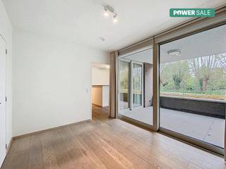 Au cœur de Deinze, près de la Lys, vous trouverez ce charmant appartement de plain-pied avec services hôteliers, un lieu où confort, paix...