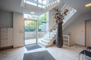 KANTOORGEBOUW MET DAKAPPARTEMENT TE KOOP IN LOENHOUT – PALMBOSSTRAAT 9AVrijstaand kantoorgebouw op 691 m² met ca. 446 m² bruikbare kantoorruimte,...