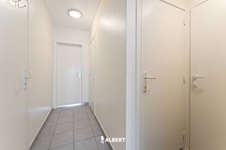 Verzorgd en energiezuinig éénslaapkamerappartement nabij het centrum van Izegem. <br />Ideaal als investering of starterswoning! <br /><br />De indeling is als volgt:<br /><br />-Inkomhal<br />-Open leefruimte met keuken<br />-Slaapkamer<br />-Badkamer<br />-Toilet<br />-Berging<br />-Terras<br /><br />Kelder:<br />-Kleine berging in de kelder<br /><br />Extra pluspunten:<br />-Energiezuinige woning<br />-Dicht bij het centrum van Izegem<br />-Mogelijkheid tot aankopen van een garage of staanplaats in de residentie.<br /><br />Plan snel uw bezoek in via www.albert.immo of bel naar Maxim op 0468 58 02 24.