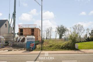 Voor meer info en foto’s, surf naar www.swevers.be – In de Maastrichterstraat in 3740 Bilzen-Hoeselt vindt u deze uitzonderlijk ruime en zuidgerichte bouwgrond van maar liefst 62a 98ca. Een zeldzame opportuniteit voor wie royaal wil wonen in het groen, zonder in te boeten op bereikbaarheid. Het perceel is 8 meter breed aan de straatzijde en verbreedt achteraan, wat interessante mogelijkheden biedt voor het ontwerpen van een halfopen bebouwing, onder voorbehoud van het bekomen van de nodige vergunningen. Met een indrukwekkende diepte van 108 meter geniet u hier van een open gevoel, veel privacy en een mooie natuurlijke aansluiting met het groen achteraan. De aangename oriëntatie zorgt bovendien voor een fijne lichtinval en een sterke connectie met de tuin en omgeving. Achteraan grenst het terrein aan een groene zone, wat rust en een mooi uitzicht garandeert. Dankzij de uitzonderlijke oppervlakte is dit perceel ook geschikt voor het houden van paarden of het aanleggen van een weide, ideaal voor wie landelijk wil wonen met extra buitenruimte. Toch liggen alle voorzieningen vlot binnen handbereik: scholen op 1,4 km, openbaar vervoer op 450 meter, het station op 3 km, ontspanning op 1 km, restaurants op 410 meter, winkels op 2 km en het centrum van Bilzen op 3 km. Ook de snelwegen bereikt u al op 5 km. Een perceel dat ruimte, rust en potentieel op een unieke manier samenbrengt. Voor meer informatie, bel 012 699 900.
