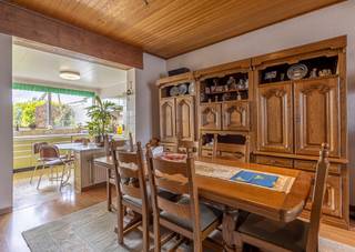 <p>Charmante en energiezuinige gezinswoning met 3 slaapkamers en tuin.</p><p>Deze goed onderhouden gezinswoning met EPC label B is een interessante opportuniteit voor de geduldige investeerder. De woning is verhuurd met een levenslange huurovereenkomst ten voordele van de huidige bewoner (91j), wat een stabiele huurinkomst garandeert komende jaren.</p><p>De voorbije jaren werden reeds aanzienlijke investeringen gedaan: dakisolatie, gascondensitieketel, nieuwe ramen en voordeur, isolatie van het platte dak en het kelderplafond. Het resultaat is een woning met een zeer gunstige energiescore en label B.</p><p>De indeling is praktisch en gezinsvriendelijk, op het gelijkvloers een zithoek met eetplaats en open keuken met zicht op de tuin, aangevuld met een bijkeuken en wasplaats met toegang tot terras en tuin. <br /><br />Op de eerste verdieping drie slaapkamers en een badkamer. De tweede verdieping is bereikbaar via een vaste trap en biedt vandaag een ruime bergzolder, makkelijk om te vormen tot extra slaapkamer of douchekamer. De kelder biedt bijkomende bergruimte.</p><p>Bijzondere troef is de diepe tuin met mooi zicht op de groene zone Kattebroek op de achtergrond, net als de conforme elektrische keuring. </p>