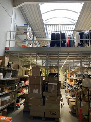 <p>In de recente KMO-zone <em>Koeweideblock</em> (recht tegenover het containerpark) bevindt zich dit modern bedrijfsgebouw uit 2018, uitgerust met de meest actuele technieken.</p>
<p>Het pand omvat een opslagruimte van 216 m² met een vrije hoogte van 6 m en een tussenverdiep in staalconstructie. De gelijkvloerse verdieping (127 m²) is momenteel ingericht als winkelruimte, maar kan perfect dienstdoen als kantoor. Op het verdiep (77 m²) bevinden zich extra kantoorruimtes met een ruim terras.</p>
<p>Daarnaast beschikt het gebouw over 6 private parkeerplaatsen.</p>
<p>Voor meer informatie of een bezoek, gelieve telefonisch contact op te nemen.</p>