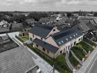 <p><strong><span>Op zoek naar een energiezuinige woning met ruimte, luxe, comfort en een uniek loftgevoel? Dan is dit jouw kans!</span></strong></p>
<p><span>Deze volledig gerenoveerde woning combineert hedendaags wooncomfort met een doordachte indeling en een hoogwaardige afwerking.</span></p>
<p><span>Via de fraai aangelegde voortuin bereik je de stijlvolle inkomhal met praktische berging en trap naar de eerste verdieping. Op deze verdieping bevinden zich drie volwaardige slaapkamers, een apart gastentoilet, een extra berging en een luxueuze badkamer, uitgerust met een inloopdouche, ligbad en dubbel wastafelmeubel.</span></p>
<p><span>De absolute blikvanger is de royale, lichtrijke leefruimte van maar liefst ca. 76 m². Dankzij de indrukwekkende plafondhoogte en de open indeling geniet je hier van een heerlijk loftgevoel – de ideale plek om te ontspannen of gasten te ontvangen.</span></p>
<p><span>Aansluitend bevindt zich de volledig uitgeruste open leefkeuken met stijlvol kookeiland, perfect voor wie houdt van koken en gezellig samenzijn. Vanuit de keuken heb je rechtstreeks toegang tot het zonnige terras van ca. 12 m², dat via een trap aansluit op de aangelegde tuin met praktische houten tuinberging.<br /><br />Vanuit de keuken bereik je bovendien de extra verdieping, die perfect dienst kan doen als bureauruimte, hobbykamer of vierde slaapkamer.<br /></span></p>
<p><span>De woning beschikt over </span><strong><span>twee privatieve parkeerplaatsen</span></strong><span>, die verplicht samen worden aangekocht voor </span><strong><span>€ 15.000</span></strong><span>. Eén van de parkeerplaatsen is uitgerust met een laadpaal voor een elektrische wagen.</span></p>
<p><span>Ook op het vlak van energiezuinigheid en wooncomfort blinkt deze woning uit:</span></p>
<ul>
<li><span>Warmtepomp (Buderus)</span></li>
<li><span>8 zonnepanelen</span></li>
<li><span>Vloerverwarming</span></li>
<li><span>Ventilatiesysteem (Renson)</span></li>
<li><span>Conforme elektrische installatie</span></li>
<li><span>BENO-woning met EPC-label A+</span></li>
<li><span>Volledig geschilderd en instapklaar</span></li>
</ul>
<p><span>Kortom, een toekomstgerichte woning waar ruimte, luxe, duurzaamheid en comfort naadloos samenkomen.</span></p>
<p><strong><span>Maak vandaag nog een afspraak voor een bezichtiging en ontdek zelf alles wat deze unieke woning te bieden heeft.</span></strong></p>
<p></p>