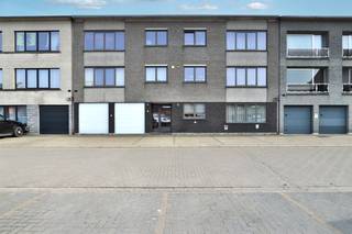 Bent u op zoek naar een zorgeloze investering met gegarandeerde maandelijkse inkomsten? Dan is dit kleinschalig appartementsgebouw, bestaande uit 5 verhuurde appartementen, 1 verhuurde garagebox en 4 verhuurde autostaanplaatsen, in centrum Beveren, een unieke kans.<br />Het gebouw is zeer centraal gelegen op de Gentsweg, wat zorgt voor een uitstekende bereikbaarheid, zowel met de wagen als via het openbaar vervoer. Winkels, scholen en openbaar vervoer bevinden zich op wandelafstand. <br /><br />Het gebouw werd opgetrokken in 1974 en onderging reeds meerdere belangrijke renovaties. Alle appartementen zijn uitgerust met een individuele gascondensatieketel (2019). Daarnaast werd ook het dak geïsoleerd en werden alle ramen vervangen naar PVC-ramen met HR-dubbele beglazing, wat bijdraagt aan de goede energieprestaties van het gebouw. De EPC-labels van de appartementen variëren tussen label A en C, waarbij meerdere units een zéér gunstige score behalen. Alle appartementen alsook de gemene delen beschikken over een conforme elektrische keuring tot 2045.<br /><br />De ruime appartementen van elk ca. 101 m² beschikken over een praktische indeling, zijnde een inkomhal met vestiairekast, living, keuken, 2 slaapkamers, een berging, een badkamer, een apart toilet en een aangenaam zuidoost-georiënteerd terras van ca. 10 m². Elk appartement beschikt tevens over een privatieve staanplaats en het gelijkvloerse appartement beschikt over een garagebox alsook het privatief genotsrecht van de ruime tuin.<br /><br />Dankzij de combinatie van onmiddellijke huuropbrengsten, een uitstekende ligging en het feit dat de appartementen deels vernieuwd werden, is dit een uitgelezen kans voor wie zijn vastgoedportefeuille wil uitbreiden met een solide en stabiel opbrengsteigendom.<br /><br />Wenst u meer informatie of plant u graag een bezoek ter plaatse? Contacteer ons dan via verkoop@homevast.be of telefonisch op 03 344 77 44.