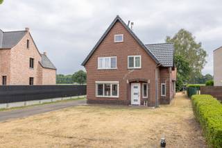 Ben je op zoek naar een vrijstaande op te frissen gezinswoning op een riant perceel? Dan is dit pand op een perceel van 14are 53ca precies wat je zoekt! <br />De woning is van het bouwjaar 1962, maar in 2022 werden reeds enkele belangrijke zaken aangepakt waaronder: dak vernieuwd en geïsoleerd, elektriciteit conform gemaakt, verwarming op gas geïnstalleerd, geverfd en voorziening voor zonnepanelen. Na 2000 werden ook de ramen reeds vernieuwd. <br /><br />LIGGING: <br />De woning is gelegen in Wijchmaal, dichtbij belangrijke voorzieningen zoals winkels, scholen, openbaar vervoer. Ideaal voor wie op zoek is naar een combinatie van rust en bereikbaarheid. De woning is landelijk gelegen waardoor je achter op het groen uitkijkt. <br /><br />INDELING: <br />Gelijkvloerse verdieping:<br />- Inkomhal<br />- Ruime leefruimte<br />- Keuken <br />- Wasplaats<br />- Apart toilet<br />- Buitenberging<br />- Garages<br />- Stal<br /><br />Verdieping: <br />- 3 ruime slaapkamers <br />- Overloop<br />- Badkamer<br /><br />Kelder/Zolder: <br />De woning beschikt over een voorraadkelder, toegankelijk via de keuken. Daarnaast is er ook een zolder aanwezig in het hoofdgebouw, waarvan de toegangstrap recent vernieuwd werd. <br /><br />Tuin/Terras:<br />Grote tuin met aparte garage en achterliggende stal. <br /><br />EXTRA TROEVEN:<br />+ Elektriciteit conform (2048)<br />+ Zicht op weides <br />+ Geen renovatieplicht<br />+ Dak recent vernieuwd<br /><br />INTERESSE:<br />Wil je deze woning graag bezichtigen of wens je meer informatie? Neem contact met ons op en we helpen je dichtblij verder!