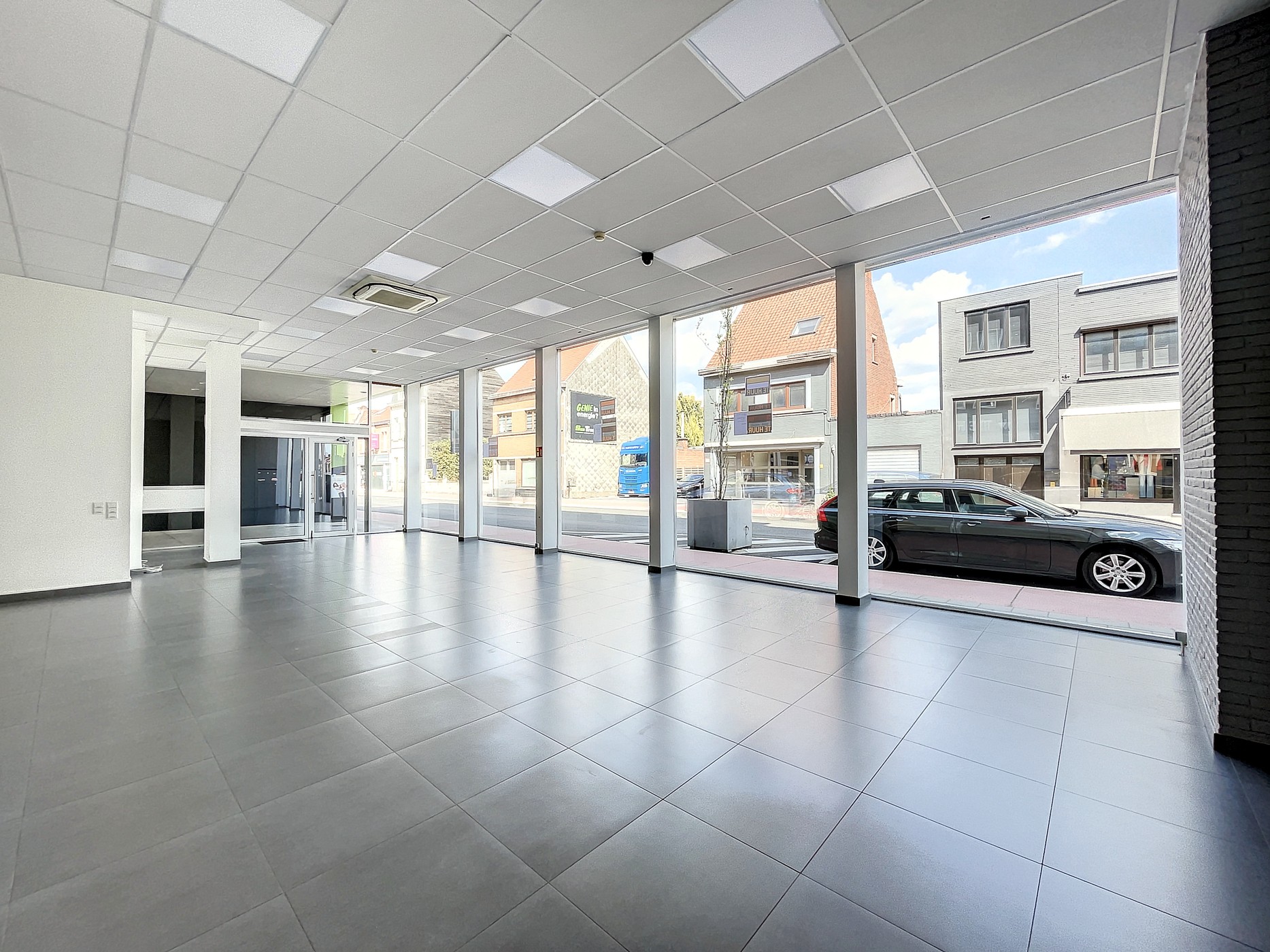 Handelspand 300m² met magazijn 700m² en 4 appartementen in centrum Deinze - photo 3