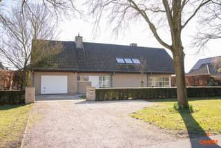 Deze vrijstaande villa is gelegen te Lievegem, langs de vaart. Hierdoor geniet u van volledige rust en uniek uitzicht op het water, en met...