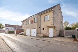 Op een uitstekende locatie in Wilsele bevindt zich deze ruime halfopen bebouwing met een bewoonbare oppervlakte van maar liefst 194 m². Tal van voorzieningen liggen op wandelafstand, Leuven is vlot bereikbaar met de fiets en de aansluiting met de autosnelweg bevindt zich op slechts enkele minuten rijden.<br /><br />De gelijkvloerse verdieping omvat een inkomhal met afzonderlijk toilet, een ruime leefruimte met open keuken, een praktische berging en een inpandige garage. Op de eerste verdieping bevinden zich drie slaapkamers, een badkamer en een tweede afzonderlijk toilet. De volledig afgewerkte zolderverdieping biedt nog bijzonder veel ruimte en kan worden ingericht als één royale vierde slaapkamer of worden opgedeeld in twee bijkomende slaapkamers. Hierdoor beschikt de woning over de mogelijkheid om vier of zelfs vijf volwaardige slaapkamers te creëren. Buiten geniet u van een gezellige, volledig omheinde tuin met aangelegd terras: een aangename plek om in alle rust te ontspannen.<br /><br />Deze woning uit 1998 biedt dankzij haar royale oppervlakte, praktische indeling en gunstige ligging bijzonder veel mogelijkheden. Mits enkele opfrissingen is ze helemaal klaar voor de toekomst.<br /><br />Interesse? Neem contact op met Thomas via +32 499 22 99 24 of thomas@sophimo.be.