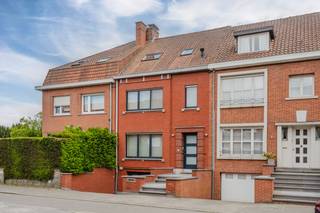 Ontdek deze <strong>instapklare gezinswoning </strong>gelegen aan de <strong>Ferdinand Van Eeckhoutstraat</strong> te <strong>Kortrijk </strong>die comfort, <strong>praktisch woongenot </strong>en een <strong>gezellige buitenruimte </strong>combineert. <br /><br />Op het <strong>gelijkvloers </strong>bevindt zich de ruime <strong>inkomhal </strong>met aansluitend een <strong>gastentoilet</strong>. De lichtrijke <strong>leefruimte </strong>is voorzien van <strong>ingemaakte kasten</strong>. De <strong>open keuken </strong>is volledig uitgerust met dubbele spoelbak, koelkast, keramische kookplaat, dampkap, oven, microgolf en vaatwasmachine. Verder beschikt de woning over een <strong>berging</strong>, een droge <strong>kelder </strong>en een <strong>garage </strong>met automatische poort. Een gezellige <strong>stadstuin </strong>rondt het geheel af.<br /><br />Op de eerste verdieping bevinden zich <strong>2 slaapkamers </strong>en een extra <strong>kamer </strong>die naar wens kan dienst doen als <strong>bureau</strong> of <strong>dressing</strong>. De <strong>badkamer </strong>is uitgerust met lavabomeubel, douche en toilet. Bovenaan beschikt de woning ook over een <strong>ruime opbergzolder</strong>.<br /><br /><strong>De woning is beschikbaar vanaf 1 augustus 2026.</strong><br /><br />Interesse? <br />Mail naar simon@dekeyser.immo