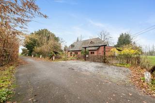 Te koop: ruime woning met grote tuin en garage in het dorpscentrumIn het hart van het dorp, op wandelafstand van het Château de la Bourgogne, bevindt...
