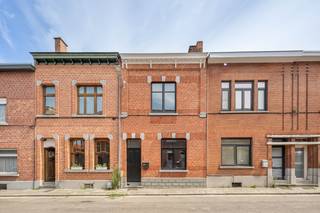 In een <u>rustige</u> en gegeerde straat in Heverlee ligt deze vernieuwde en instapklare woning met <strong><span>drie</span></strong> slaapkamers en een verrassend <strong><span>aangename tuin.</span></strong><br /><br />We komen binnen langs de ruime inkomhal met toilet. Vervolgens ga je langs de eetkamer door naar de vernieuwde keuken met keukeneiland. Aansluitend aan de volledig uitgeruste keuken (inclusief designverlichting) is de gezellige leefruimte met zithoek en plaats voor eventueel een bureau. In de berging is er aansluiting voor een wasmachine en droogkast. Achteraan vormt de mooie tuin een echte troef. Een fijne plek om te ontspannen op het terras of op het gras. Er is bovendien een <span>praktisch</span> tuinhuis voor extra bergruimte. Ook de grote kelder biedt heel wat bijkomende mogelijkheden voor stockage.<br />Op de eerste verdieping kan men de grote hoofdslaapkamer terugvinden samen met de badkamer. De badkamer heeft een ligbad en inloopdouche. Boven zijn er nog twee lichtrijke kamers. De drie slaapkamers maken het geheel bijzonder geschikt voor een gezin, een koppel dat wat extra ruimte zoekt of wie graag een aparte bureau- of hobbykamer heeft.<br /><br />En dan is er natuurlijk de ligging: rustig wonen in Heverlee terwijl Leuven en alle voorzieningen op fiets- of wandelbereik ligt. <br /><br /><strong><span>Een volledig vernieuwde woning met tuin, drie slaapkamers én Leuven vlakbij</span></strong>. Hier hoeft u alleen nog maar uw meubels neer te zetten.<br /><br />Boek een <strong><u>bezoekmoment</u></strong> met Philippe in op onze site 