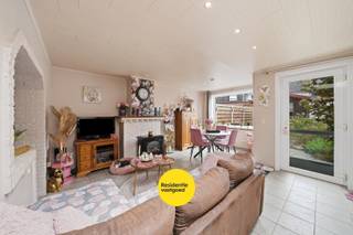 Op een centrale en vlot bereikbare ligging in Roeselare, nabij het station, winkels, scholen en diverse voorzieningen, bevindt zich deze verzorgde karaktervolle woning met garage. De woning combineert een praktische indeling met een aangename buitenruimte en is momenteel verhuurd aan een zeer solide en nette huurder, wat deze woning ook bijzonder interessant maakt voor investeerders.<br /><br />Het gelijkvloers omvat een inkomhal met bergruimte en afzonderlijk toilet, open ingerichte keuken, gezellige leefruimte met gaskachel en lichtkoepel, aansluitende bureauruimte en garage met elektrische sectionale poort. Achteraan bevindt zich een aangenaam terras met elektrische zonneluifel, plantenborders en tuinhuis!<br /><br />Op de eerste verdieping zijn er twee slaapkamers (1 grote master bedroom en 1 kleinere), een badkamer met douche en lavabomeubel en stapelzolder.<br /><br />De woning werd doorheen de jaren zeer goed onderhouden en beschikt over pvc-schrijnwerk met HR-glas, conforme elektriciteit en een EPC-score van 320 kWh/m² jaar, D-label. Hierdoor geldt er geen renovatieverplichting!<br /><br />Met haar centrale ligging, garage, conforme elektriciteit, aangenaam terras en bestaande huuropbrengst vormt deze woning een mooie kans voor zowel eigen bewoning op termijn als voor investeerders die op zoek zijn naar een stabiele opbrengsteigendom in Roeselare.