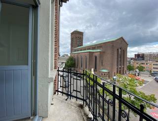 Dit appartement van ca 45 m² bevindt zich op de derde verdieping in een rustige straat te Borgerhout. Verschillende winkels en culturele hotspots...