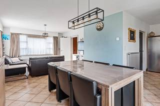 Deze woning is rustig gelegen aan de rand van Berendrecht. Winkels, scholen en het openbaar vervoer bevinden zich allemaal in de directe omgeving. U betreedt de woning via de inkomhal met handige vestiairehoek en gastentoilet. Vanuit deze inkomhal heeft u rechtstreeks toegang tot de ruime en lichte leefruimte met aangrenzend een comfortabel uitgeruste, open keuken. Een kamerhoge, uitslaande raam zorgt voor een fijne verbinding tussen de leefruimte en het gezellige terras. Verder bevindt zich op het gelijkvloers nog een praktische berging en een inpandige garage. Via de trap in de inkomhal bereikt u de nachthal op de 1e verdieping, waar zich 3 ruime slaapkamers en een badkamer met ligbad, toilet en wastafel bevinden. De master-bedroom beschikt tevens over een praktische dressing. Via een zolderluik in de nachthal bereikt u nog een bergzolder op de 2e verdieping. De inpandige garage biedt handig plaats aan uw wagen. Extra troef is een deur die van hieruit meteen toegang geeft tot de tuin. Ook op de oprit voor de woning is er voldoende plek voor een extra wagen te parkeren op eigen terrein. Het perceel heeft een totale oppervlakte van 450m². In de prachtige oost-tuin met toffe pergola is het heerlijk genieten van het zonnetje en de buitenlucht! U profiteert hier tevens van een weids uitzicht over de naastliggende landerijen. Super praktisch is het poortje naast de woning, waardoor u vanaf de straatzijde een makkelijke doorgang heeft naar de tuin.