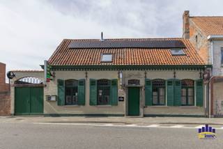 In het landelijke Watervliet bevindt zich Brasserie Niveau, een karaktervolle horecazaak met ruime woonst, zonnig terras en gezellige tuin op een perceel van maar liefst 740 m².<br />De zaak werd gedurende 22 jaar uitgebaat als restaurant en beschikt over een warme, authentieke uitstraling. De gelagzaal biedt plaats aan circa 40 personen en beschikt over een volledig geïnstalleerde bar met onder meer een massief houten toog. Vanuit de zaak is er rechtstreeks toegang tot het zonnige terras en de tuin, waar nog eens circa 50 personen kunnen plaatsnemen.<br />De professionele keuken is volledig ingericht en uitgerust met onder andere een Merrychef, gasvuur met 4 bekken, inox dampkap, ijsmachine, koelcel en vaatafwas. Daarnaast zijn er voldoende opslagmogelijkheden aanwezig.<br />Dankzij de indeling, ligging en aanwezige infrastructuur is het pand geschikt voor verschillende horecaconcepten, waaronder een restaurant, brasserie, tea-room of eetcafé.<br />De authentieke gevel met groene luiken, baksteenaccenten en de sfeervolle inrichting geven de zaak een bijzonder karakter. <br />Boven de horecazaak bevindt zich een woonst met 2 slaapkamers, waardoor wonen en uitbating perfect kunnen worden gecombineerd.<br />Een bijkomende troef zijn de 66 zonnepanelen. De residentiële entiteit beschikt over een EPC-label C.<br />De eigendom is vrij bij akte.<br />TROEVEN
<ul>
<li>Perceeloppervlakte van 740 m²</li>
<li>22 jaar uitgebaat als restaurant</li>
<li>Circa 40 zitplaatsen binnen</li>
<li>Circa 50 zitplaatsen buiten</li>
<li>Zonnig terras en gezellige tuin</li>
<li>Volledig ingerichte professionele keuken</li>
<li>Ruime opslagmogelijkheden</li>
<li>Woonst met 2 slaapkamers</li>
<li>66 zonnepanelen</li>
<li>EPC-label C</li>
<li>Karaktervolle en authentieke uitstraling</li>
<li>Gelegen in woongebied met landelijk karakter</li>
<li>Vrij bij akte</li>
<li>Geschikt voor verschillende horecaconcepten</li>
</ul>
VRAAGPRIJS: € 599.000