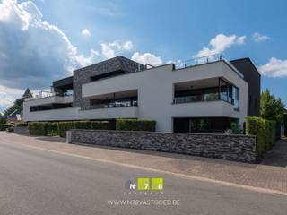 <span><strong>GELIJKVLOERS MODERN APPARTEMENT MET PRIVATIEVE BERGING, STAANPLAATS & 2 SLAAPKAMERS TE DILSEN-STOKKEM (LANKLAAR)<br /><br />ADRES<br /></strong>- Nieuwstraat 34 bus 003, 3650 Dilsen-Stokkem. <strong><br /><br />TROEVEN<br /></strong>- Goede verbinding naar omliggende gemeenten zoals Maasmechelen, Maaseik & andere deelgemeenten van Dilsen-Stokkem.<strong><br /></strong>- Dit appartement maakt deel uit van het project "In de oude post".<br />- Het pand is voorzien van een moderne architectuur. <br />- Zeer energiezuinig pand!<br />- Deels voorzien van vloerverwarming. <br />- Gelijkvloers wonen! Ideaal levensloop appartement! <br />- Ruim overdekt terras (26,46m²) met klein tuintje. <br />- Privatieve parkeerplaats nr. 20 & berging B15.<br /><br /><strong>GEMEENSCHAPPELIJK 00 : </strong>inkomhal met brievenbussen. <strong><br /></strong><strong><br />GELIJKVLOERS APPARTEMENT 00 (78,28 m²)<br /></strong>- Inkomhal (5,70m x 1,00m = 5,70m²): vestiairehoek, tegelvloer. <br />- Woonkamer & open keuken ((7,50m x 3,75m) + (4,00m x 2,40m) = 37,73m²): veel lichtinval dankzij het schuifraam naar het terras; doorgang naar keuken ( geïnstalleerd met wandkast inclusief koelkast, combi-oven + keukeneiland met dampkap, keramische kookplaat, spoelbak, lades), tegelvloer. <br />- Toilet (1,80m x 1,00m = 1,80m²): spoelbakje, hangtoilet, betegelde achterwand, tegelvloer. <br />- Berging (2,30m x 3,00m = 6,90m²): aansluiting wasmachine/droogkast, tegelvloer. <br />- Badkamer ((2,90m x 1,50m) + (2,30m x 0,95m) = 6,54m²): badmeubel met dubbele lavabo, onderlades, spiegelkasten, verlichting; inloopdouche, design radiator, tegelvloer. <br />- Slaapkamer 1 (2,90m x 3,90m = 11,31m²): tegelvloer. <br />- Slaapkamer 2 ((2,00m x 3,35m) + (1,45m x 1,10m) = 8,30m²): tegelvloer. <br /><br /><strong>EXTERIEUR</strong><br />- Overdekt terras (6,30m x 4,20m = 26,46m²): stopcontacten, verlichting, tegelvloer. <strong><br /></strong>- Tuintje op het Oosten (6,30m x 2,00m = 12,60m²): veel privacy, kiezelsteentjes. <br />- Privatieve parkeerplaats nr. 20. <br />- Privatieve berging B15 (2,10m x 1,50m = 3,15m²): gepolierde betonvloer. <br /><br /><strong>7 ZONNEPANELEN sinds 08/11/2024</strong><br />- Raming jaarlijkse kWh: 2175 + 1080 Wp. <br />- In de verkoopprijs zit het volledige zonnepanelensysteem begrepen (zonnepanelen, omvormer, collectoren e.a. toebehoren).<span><br /></span><br />Bekijkt u deze advertentie via een aanverwante vastgoedsite, surf dan zeker naar onze website <strong>www.N78vastgoed.be</strong> voor een uitgebreide beschrijving en foto's. <strong>Meer info: +32 (0)89 86 18 88 of info@N78vastgoed.be.</strong></span>