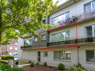 Dit appartement met EPC B bevindt zich op de eerste verdieping en geniet de volgende indeling: inkomhal, ruime living (38m²) met balkon, mooie...