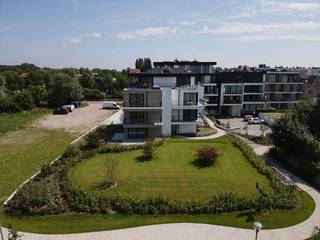 Residentie Estée is gelegen aan de Noorweegse Kaai in Brugge, vlakbij de Dampoort met prachtig zicht op de Damse Vaart.<br /><br />De historische Brugse binnenstad en het openbaar vervoer liggen in de directe nabijheid waardoor de residentie vlot bereikbaar is. <br />De ruime en standingvolle luxe-nieuwbouwappartementen zullen stuk voor stuk voorzien worden van alle moderne technieken en worden afgewerkt met uiterst duurzame kwaliteitsmaterialen. Ieder appartement geniet een prachtig ruim terras met zicht op het water of zicht op de groene omgeving. De centrale ligging en de ruime en luxueuze opvatting van het ontwerp dragen bij tot een aangenaam wonen of een interessante investering.<br /><br />Appartement 12 bus 00.01: <br />Inkomhall voorzien van vestiaire, open keuken met leefruimte met toegang tot ruim terras (26 m²) en tuin, aparte berging, gastentoilet, badkamer voorzien van dubbele lavabo en douche, 2 ruime slaapkamers met terras (8 m²).