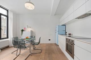 <p>Charmant appartement in de gegeerde Markgravebuurt van Antwerpen, vlak bij Antwerpen-Zuid en het Hof van Leysen.<br /><br />Dit instapklaar appartement combineert hedendaags comfort met een aangename en open sfeer, ideaal voor wie op zoek is naar een comfortabele woonplek in de stad. Gelegen in de populaire Markgravebuurt geniet je hier van een uitstekende ligging, met de gezellige Troonplaats, het Hof van Leysen, scholen, openbaar vervoer en invalswegen op wandelafstand. De praktische indeling en verzorgde afwerking maken dit appartement bijzonder aantrekkelijk voor starters, alleenstaanden of investeerders. Dankzij de centrale ligging en de onmiddellijke nabijheid van Antwerpen-Zuid woon je hier in een levendige omgeving met alle dagelijkse voorzieningen binnen handbereik. <br /><br />Belangrijkste ruimtes:<br />• Woonkamer met aangename lichtinval en open leefruimte<br />• Keuken uitgerust met oven, vaatwasser, dampkap, koelkast met vriesvak en spoelbak<br />• Slaapkamer met ingemaakte kasten<br />• Badkamer met douche, enkele wastafel in meubel en aansluiting voor wasmachine en droogkast<br />• Apart toilet met handenwasser<br />• Inkomhal <br /><br />Troeven:<br />• Gelegen in de gegeerde buurt<br />• Instapklaar appartement met hedendaags comfort en verzorgde afwerking<br />• Fietsenstalling in het gebouw<br /><br />Neem vandaag nog contact op met je ERA-makelaar voor een bezoek. JOUW DROOMAPPARTEMENT. ZO GEVONDEN!</p>