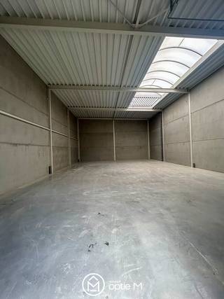 <p>Gelegen aan de Stadsbeemd in Halen, presenteren wij met trots een semi-industrieel pand te huur. Dit pand biedt een uitstekende basis voor diverse zakelijke activiteiten, waarbij de mogelijkheden talrijk zijn. De strategische ligging zorgt voor een vlotte bereikbaarheid, wat bijdraagt aan de toegankelijkheid van uw bedrijf. De ruime indeling, die volledig aan te passen is aan uw specifieke behoeften, zorgt voor een uitnodigende omgeving waarin productiviteit en creativiteit hand in hand gaan. Dit alles maakt de Stadsbeemd een interessante keuze voor ondernemers die zowel hun werk- als leefomgeving serieus nemen. Heeft u interesse? Wij nodigen u van harte uit voor een kennismaking en bezichtiging om de mogelijkheden te ontdekken.<br /> </p>