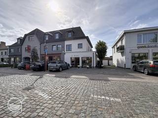 Dit duplex appartement is gelegen in het centrum van Sint-Martens-Latem. Het beschikt over 2 grote zuid-west gerichte terrassen achteraan. Op de eerste verdieping hebben we een grote living en een volledig geïnstalleerde open keuken, berging, douchekamer , toilet en de eerste slaapkamer . Op de tweede verdieping hebben we de tweede slaapkamer met dressing en badkamer met bad , lavabo en toilet. Verder is er nog een zolder aanwezig. Voor verdere inlichtingen of een bezoek contacteer Annick@rosseel.be of 09/280.20. 43