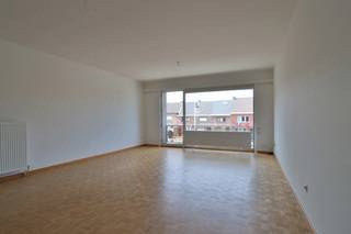 Het appartement is gelegen op de eerste verdieping en heeft volgende indeling: inkomhal, ruime living (31 m²), aparte keuken (voorzien van gaskookfornuis, oven, ijskast en 3-vaksdiepvries) met aansluitend een berging. Vanuit de keuken heeft u toegang tot het terras met nog een kleine buitenberging. <br /><br />Verder beschikt het appartement over 2 slaapkamers, apart toilet en badkamer met douche in bad en lavabomeubel met spiegelkast.<br /><br />In de huurprijs is een autostaanplaats (voor het gebouw) inbegrepen.<br /><br />Het appartement is onmiddellijk beschikbaar! <br /><br />Twijfel niet om ons te contacteren voor meer informatie of een plaatsbezoek via verhuur@homevast.be of tel. 03 376 20 20.