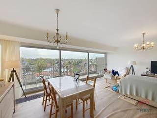 <p><b>Watermael-Boitsfort – In the residential neighbourhood of Place Keym, ideally situated in a green and peaceful setting, close to numerous shops and transport links, a bright 2-bedroom flat of approximately 97m² of living space located on the 10th<sup>floor</sup></b><strong>, offering unobstructed views across the neighbourhood, comprising an entrance hall with a separate toilet and its own washbasin, a spacious living room of approx. 40.5m² with a large east-facing terrace of approx. 10m² offering stunning views over Parc de la Héronnière, flooding the living room with light, a fully fitted semi-open-plan kitchen (fridge/freezer, hobs, extractor hood, oven, dishwasher), a bedroom of approx. 11m² with access to a west-facing terrace of approx. 10m², a bedroom of approx. 18m² with access to the same west-facing terrace of approx. 10m², shower room (walk-in shower, washbasin, washing machine connection), and a cellar. Double-glazed window frame. Estimated service charges of €220/month (cold water, hot water, heating, communal areas). EPC rating C-! Available from 01/07/2026. Dimensions provided for information only.</strong></p>
<p><u>On the 10<sup>th</sup> floor:</u></p>
<ul>
<li>Entrance hall with cloakroom</li>
<li>Separate toilet with its own washbasin</li>
<li>Spacious and bright living room of approx. 40.5m² (6 x 6.7) with an east-facing terrace of approx. 10m² offering superb views of Parc de la Héronnière</li>
<li>Fully fitted kitchen opening onto the living room (oven, hobs, extractor hood, fridge/freezer, dishwasher)</li>
<li>Bedroom wing</li>
<li>Bedroom of approx. 11m² (3.68 x 2.87) with a west-facing terrace of approx. 10m²</li>
<li>Bedroom of approx. 18m² (3.7 x 4.85) with a west-facing terrace of approx. 10m²</li>
<li>Shower room (walk-in shower, washbasin, washing machine connection)</li>
</ul>
<p>Cellar no. 93</p>
<p>Service charge provision of €220/month (cold water, hot water, heating, communal areas)</p>