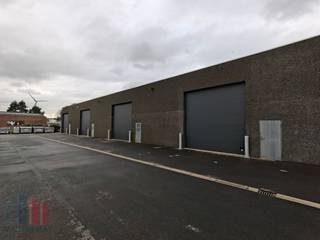 <strong>Instapklare KMO-unit</strong> van <strong>300 m² met twee parkeerplaatsen </strong>te huur gelegen op een <strong>toplocatie op IZ Blauwe Toren</strong> langs de Blankenbergsesteenweg in Brugge, met vlotte verbinding naar de N31 en snelle toegang tot de E40 en E403.<br /><br />De unit, met een vrije hoogte van 5,20 m, is opgebouwd uit silex betonpanelen en is voorzien van een automatische sectionale poort (4,5 H x 4,5 B) met een aparte toegangsdeur. Verder is de loods voorzien van een lichtstraat, verlichting, en elektriciteit (3x400V). Mogelijkheid tot aansluiting op regenwater en afvoer. De volledige site staat onder cameratoezicht en kan worden afgesloten.<br /><br />Parkeergelegenheid is voorzien bij de unit.<br />Onmiddellijk beschikbaar.<br /><br />Contacteer <strong>PANORAMA B2B</strong> voor bijkomende inlichtingen, plannen of een vrijblijvend plaatsbezoek <strong>0479 70 70 73</strong>.