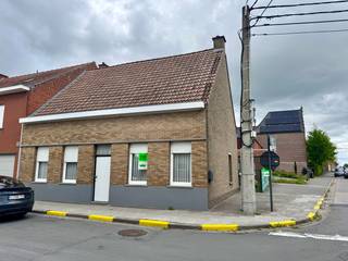 Te renoveren woning met garage en tuin op centrale ligging in Beveren-Leie<br /><br />Op zoek naar een woning die u volledig naar eigen smaak kan inrichten? Deze halfopen bebouwing in de Sint-Jansstraat te Beveren-Leie biedt een stevige basis, interessante volumes én tal van mogelijkheden voor wie graag de handen uit de mouwen steekt.<br /><br />Bij het betreden van de woning komt u binnen in de hall die toegang geeft tot de leefruimte, die naadloos aansluit op de ruime keuken. Deze biedt voldoende plaats voor een hedendaagse herinrichting tot een open en lichtrijke leefkeuken. Aansluitend vindt u een slaapkamer met badkamer en een 2e slaapkamers op het gelijkvloers.<br /><br />Op de verdieping (zolder) bevinden zich een 2 tal ruimtes die mits renovatie perfect kunnen worden omgevormd tot 2 volwaardige slaapkamers, bureau of hobbyruimte. <br /><br />Buiten geniet u van een aangename, onderhoudsvriendelijke tuin met terras en een aparte garage achteraan het perceel – ideaal voor extra opslag of het veilig stallen van uw wagen.<br /><br />De woning beschikt bovendien over een kelder, wat zorgt voor extra bergruimte en wordt verwarmd met een stookolie kachel.<br /><br />Deze woning is de perfecte opportuniteit voor wie op zoek is naar een betaalbaar renovatieproject met toekomstperspectief.<br /><br />Interesse?<br /><br />Contacteer ons vandaag nog voor meer informatie of een bezoek ter plaatse. Wij begeleiden u graag bij het ontdekken van de mogelijkheden van deze eigendom.<br /><br />