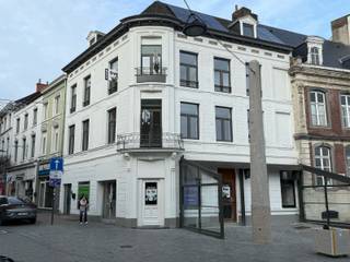 <strong>Stijlvol en lichtrijk appartement op toplocatie – Grote Markt, Tienen. EPB in opmaak!</strong><br /><br />Op zoek naar comfortabel wonen in het hart van Tienen? Dit prachtige appartement op de iconische Grote Markt combineert ruimte, licht en een uitzonderlijke ligging.<br />De lichtrijke woonkamer met open keuken nodigt uit tot gezellige avonden en ontspannen momenten. <br />Het appartement beschikt over 3 tot 4 slaapkamers en 2 moderne badkamers die zorgen voor optimaal comfort en privacy. <br />Buiten geniet je van een aangenaam terras, ideaal om even tot rust te komen in de stad.<br />Huurprijs: 1350 euro/maand. Alle verbruik is privatief.<br /><br /><strong>Meer info? Mail naar claudia@immogve.be of Bel 016/56.14.14</strong>