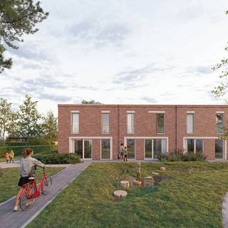 Langs de Bredestraat in Oostakker ontwikkelt Hectaar een nieuwe, groene woonwijk met 28 duurzame woningen, bestaande uit 9 halfopen en 19 gesloten bebouwingen. De woningen liggen rond een autovrij binnengebied, waardoor een rustig en kindvriendelijke woonbuurt ontstaat. Elke woning beschikt over een privatieve tuin en een eigen parkeerplaats. De buurt wordt aantrekkelijk dankzij ruime groenzones, nieuwe aanplantingen, een collectieve moestuin en een gedeelde fietsenberging. De ligging biedt een vlotte verbinding met zowel het centrum van Oostakker als de invalswegen richting Gent. In de nabije omgeving vind je winkels, scholen, openbaar vervoer en recreatie, terwijl het project zelf uitgroeit tot een kleinschalig en aangenaam woonerf.<br /><br /><strong>Indeling van de woning:</strong><br />Gelijkvloers: een inkomhal met gastentoilet, ruime en lichtrijke leefruimte met open keuken, praktische berging.<br />Verdiep: een nachthal met apart toilet, 3 volwaardige slaapkamers, aparte berging en badkamer met ligbad, inloopdouche en dubbel lavabomeubel. <br /><br /><strong>Waarom kiezen voor dit project: </strong>
<ul>
<li>Aantrekkelijke lanceringsprijzen</li>
<li>Volledig aangelegde en omheinde tuin</li>
<li>Eigen parkeerplaats met voorbereidingen voor elektrische laden</li>
<li>Vloerverwarming op het gelijkvloers in combinatie met lucht/water warmtepomp, inclusief zonnepanelen </li>
<li>Regenwaterput van 7.500 liter aangesloten op toiletten, wasmachine en buitenkraan</li>
<li>Toegang via een tuinpoortje tot de gemeenschappelijke achterliggende tuinzone</li>
<li>Inclusief private tuinberging</li>
</ul>
Of je nu op zoek bent naar een gezinsvriendelijke thuis of een slimme investering overweegt, dit project biedt een unieke combinatie van ligging, duurzaamheid en woonkwaliteit.<br />Contacteer ons vandaag nog voor meer informatie of een afspraak op ons kantoor.