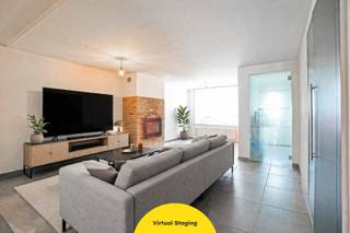 Instapklare woning met 3 slaapkamers te Alveringem. Bent u op zoek naar een gezellige en instapklare woning in een rustige omgeving? Dan is deze charmante woning in Alveringem precies wat u zoekt. Op het gelijkvloers vindt u een aangename leefruimte die overgaat in de open keuken, wat zorgt voor een ruim en lichtrijk geheel. Aansluitend bevindt zich de eetkamer met zicht op de tuin, ideaal om te genieten van gezellige momenten met familie en vrienden. Verder beschikt het gelijkvloers over een praktische wasplaats, een apart toilet en een badkamer uitgerust met een douche en lavabomeubel. Op de bovenverdieping zijn er drie slaapkamers. De hoofdslaapkamer heeft een extra troef dankzij de aanwezigheid van een mezzanine, die perfect kan dienen als bureauruimte, dressing, zolder of extra slaapgedeelte. Ben jij benieuwd naar meer? Neem vandaag met ons contact op. De vermelde prijs is een richtprijs. Elk bod, hoger of lager dan deze prijs wordt voorgelegd aan de eigenaar, die zich het recht voorbehoudt om dit te aanvaarden of te weigeren.