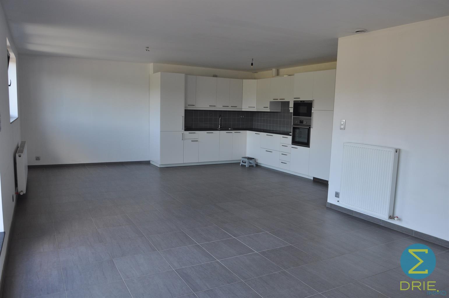 Ruim 2-slaapkamerappartement in centrum Retie met carport - foto 2