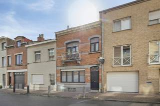 Ben je op zoek naar een ruime, instapklare woning op een absolute toplocatie? Ontdek deze verrassend ruime huis in de Hendrik Drapsstraat 30 te Strombeek-Bever. <br /><br />Dit huis biedt de perfecte balans tussen comfortabel wonen en het gemak van een centrale ligging waar je alles binnen handbereik hebt.<br /><br />Achter de charmante gevel schuilt een ruime familiewoning met een uiterst praktische indeling:<br />- Ruime en lichte leefruimte loopt met inbouwkasten en bureau<br />- Mooi ingerichte open keuken met ontbijthoek en toegang tot de zonnige tuin<br />- Stijlvolle badkamer voorzien van een strakke inloopdouche<br />- Apart toilet<br />- Toegang tot de kelder met aansluiting voor wasmachine en droogkast<br />- Op de verdiepingen (eerste verdieping + zolder) biedt de woning maar liefst 3 volwaardige slaapkamers waarvan één met aparte dressing.<br /><br />De absolute troef van dit pand is de fantastische locatie. Je woont hier pal in het bruisende centrum van Strombeek-Bever. Zin in een gezellig avondje uit of culturele ontspanning? Het lokale cultureel centrum, bekend om zijn vele en boeiende activiteiten, ligt om de hoek. <br /><br />Ook alle essentiële voorzieningen zoals scholen, lokale handelaars en horeca bevinden zich op wandelafstand, wat deze woning tot de ideale uitvalsbasis maakt.<br /><br />Mobiliteit is hier een zekerheid. Je geniet van een vlotte verbinding dankzij de directe nabijheid van belangrijke invalswegen. Laat je de wagen liever thuis? Het openbaar vervoer bevindt zich nagenoeg voor de deur. Wonen in het centrum gaat vaak gepaard met parkeerzorgen, maar niet hier! Je hebt immers de mogelijkheid om een autostaanplaats te huren in 'Residentie Ijsfabriek', vlak rechtover de woning. Zo parkeer je altijd veilig, dichtbij en zonder tijdverlies.<br /><br />Grijp deze unieke buitenkans en ontdek snel het potentieel van de Hendrik Drapsstraat 30!<br /><br />De eigendom wordt aangeboden via de Power-sale formule. Op 24/09/2026 tussen 16:00 en 18:00 kan u het huis op afspraak komen bezichtigen en een bod uitbrengen. De vermelde prijs is een instelprijs. Voor meer info, gelieve contact op te nemen met de dossierverantwoordelijke.<br /><br />Bestuursmaatregelen in het maatregelenregister: nee