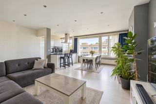 Appartement met 2 slaapkamers en terras, gelegen op de 4e verdieping van een gebouw met lift aan de Pastoor Bauwenslaan in Wilrijk. In de residentiële wijk Valaar, gelegen en op wandelafstand van winkels, belangrijke verbindingswegen, scholen, 'Valaarpark,...<br /><br /><strong>INDELING<br /></strong>We komen binnen in de inkomhal, via welke we alle ruimtes kunnen bereiken. Aan de straatzijde bevindt zich de lichte leefruimte met open keuken. De keuken is voorzien van een schiereiland met zitplaatsen en uitgerust met een granieten werkblad, keramisch kookvuur, dampkap, microgolfoven, oven, koffiemachine en vaatwasser.
<p>De twee slaapkamers liggen aan de rustige achterzijde van het appartement. Via de grote slaapkamer bereiken we het terras met uitzicht naar de stad Antwerpen. In de badkamer vinden we een lavabo en een inloopdouche met regendouche. Daarnaast treffen we hier de condensatieketel en aansluiting voor wasmachine en droogkast.<br /><br /><strong>BIJZONDERHEDEN</strong><span><br /></span>Het schrijnwerk is PVC met dubbele beglazing.<br />CV dmv. condensatieketel op gas.<br />Het appartement is momenteel verhuurd met een mooi rendement. <br />VK: ca. € 145/mnd: voorschot water, syndicus, reservefonds, onderhoud gemene delen, onderhoud lift, minuterie.</p>
Attesten en grondplan: www.immopoint.be