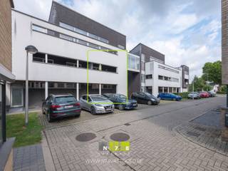 <strong>GELIJKVLOERS DUPLEX APPARTEMENT MET 3 SLAAPKAMERS, 2 TERRASSEN, TUIN, AUTOSTAANPLAATS &amp; KELDERBERGING IN HET CENTRUM VAN DILSEN.</strong><br /><br /><strong>TROEVEN<br /></strong>- Centrumligging.<br />- Veel lichtinval.<br />- Gashaard.<br />- Alarm.<br />- 3 Slaapkamers.<br />- Tuin &amp; 2 terrassen.<br />- Ruime ondergrondse autostaanplaats en kelderberging.<br />- Zonnepanelen (gemeenschappelijk).<br /><br /><strong>KELDERVERDIEPING</strong><br />- Kelderberging nummer 2 (2,50m x 3,50m = 8,75m²): verlichting, stopcontact, gepolierde betonvloer.<br />- Autostaanplaats nummer 3. <br /><br /><strong>GELIJKVLOERS<br /></strong>- Gemeenschappelijke inkomhal: trap, lift.<br />- Privatieve inkomhal (2,50m x 2,00m = 5,00m²): trap naar verdieping 1, tegelvloer.<br />- Vestiaire (0,65m x 0,90m = 0,59m²): tegelvloer.<br />- Toilet (0,85m x 1,50m = 1,28m²): lavabo, hangtoilet, tegelvloer.<br />- Keuken (3,50m x 3,70m = 12,95m²): onder- en bovenkasten, koelkast, oven, vaatwasser, spoelbak, lades, keramische kookplaat, dampkap, parlofoon, tegelvloer.<br />- Leefruimte ((3,50m x 7,50m) + (1,70m x 4,10m) = 33,22m²): gashaard, 2 grote schuifpuien naar terras (beiden voorzien van screens), tegelvloer.<br />- Wasplaats (2,45m x 1,50m = 3,68m²): CV-aardgas, elektriciteitskast, centraal stofzuigsysteem, tegelvloer.<br /><br /><strong>VERDIEPING 1</strong><br />- Overloop (2,60m x 1,00m = 2,60m²): tegelvloer.<br />- Badkamer (2,60m x 2,40m = 6,24m²): badkamermeubel (lavabo, lades, spiegelkast), ligbad met douchewand, hangtoilet, wandbetegeling, tegelvloer.<br />- Slaapkamer 1 (3,50m x 5,35m = 18,73m²): aansluitend overdekt terras van 10m², tegelvloer.<br />- Slaapkamer 2 (3,50m x 4,40m = 15,40m²): tegelvloer.<br />- Slaapkamer 3 (3,90m x 2,40m = 9,36m²): tegelvloer.<br /><br /><strong>EXTERIEUR</strong><br />- Terras (5,00m x 12,35m = 61,75m²): stopcontact, verlichting.<br />- Tuin (3,00m x 12,35m = 37,05m²): gras.<br /><br />Bekijkt u deze advertentie via een aanverwante vastgoedsite, surf dan zeker naar onze website www.N78vastgoed.be voor een uitgebreide beschrijving en foto's. Meer info: +32 (0)89 86 18 88 of info@N78vastgoed.be.