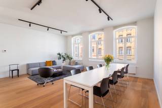 <p>Welkom in het bruisende Zuid, waar licht en comfort samenkomen in dit appartement op de tweede verdieping van een goed onderhouden gebouw in de Riemstraat. Deze gegeerde buurt staat bekend om haar levendige sfeer, met tal van gezellige cafés, restaurants en trendy boetieks op wandelafstand. Cultuurliefhebbers vinden hun gading in het nabijgelegen KMSKA en de vele galerijen, terwijl ook het vernieuwde Zuidpark en de Scheldekaaien zorgen voor ontspanning in de stad.</p>
<p>Momenteel is het pand ingericht als kantoorruimte, maar het biedt alle mogelijkheden om het om te vormen tot een comfortabele woonst. Bij het betreden van het appartement komt u in een bijzonder lichtrijke ruimte, waar de grote raampartijen zorgen voor een aangename lichtinval en een open gevoel. De mooie parketvloer draagt bij aan de warme uitstraling van het geheel. Zo kan u hier perfect een open keuken installeren en de ruimte inrichten tot een gezellige leefkeuken. Vanuit deze ruimte heeft u bovendien rechtstreeks toegang tot het terras, waar u kan genieten van de buitenlucht.</p>
<p>Verder beschikt het appartement over twee volwaardige slaapkamers, die eveneens toegang geven tot het terras. Daarnaast is er een aparte ruimte voorzien waar een badkamer kan worden ingericht.</p>
<p>Tot slot is er nog een praktische kelderberging inbegrepen, die extra opslagruimte biedt.</p>
<p>Kortom een unieke opportuniteit voor wie op zoek is naar een lichtrijk appartement op een toplocatie, met bijzonder veel potentieel om het volledig naar eigen smaak en wooncomfort in te richten.</p>
<p>Interesse? Contacteer LISTED voor een bezoek: +32 3 283 51 51.</p>