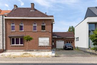 Deze te renoveren gesloten bebouwing is gelegen op een perceel van ca. 969 m² en biedt heel wat ruimte en mogelijkheden. Op het gelijkvloers bevinden zich een inkomhal met trap, een apart toilet, een ruime leefruimte met veranda, een keuken, een praktische bijkeuken, een bureauruimte én een inpandige garage. De eerste verdieping omvat drie ruime slaapkamers, een badkamer en een apart toilet. De ruime zolderverdieping is bereikbaar via een vaste trap en biedt tal van mogelijkheden, zoals extra slaapkamers, een hobbyruimte of een thuiskantoor. Daarnaast is er een kelder die extra bergruimte voorziet. De ruime tuin geniet van een mooi, open groenzicht en biedt alle rust. De woning is rustig gelegen nabij het centrum van Oppuurs, met winkels, scholen en openbaar vervoer op korte afstand. Dankzij de vlotte verbindingen naar Puurs, Bornem, Willebroek en de N16/A12 zijn Antwerpen, Mechelen en Brussel gemakkelijk bereikbaar. Een ideale woning voor wie op zoek is naar een renovatieproject met veel potentieel op een gunstige locatie. Interesse? Contacteer ons voor een bezoek of meer informatie via 03/283.84.84 of gert@ax-quality.be.