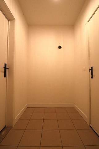 BEZOEKEN KUNNEN UITSLUITEND INGEPLAND WORDEN DOOR AANVRAAG VIA ONDERSTAANDE LINK<br />https://mijnhuurprofiel.be/property/1d6cb2d2-e676-471c-a2b7-c3f1ed34ed40<br /><br />Dit prachtig appartement is gelegen nabij het centrum van Moerzeke. Scholen, winkels en het openbaar vervoer zijn op wandelafstand. Dit appartement beschikt over een ruime tuin achteraan met een garage die te bereiken is via een achterliggende straat. <br /><br />Indeling: <br />Inkomhal. Ruime leefruimte met open keuken, de keuken is geïnstalleerd met kasten en toestellen. Berging met aansluiting voor het wasmachine en de droogkast. Badkamer met ligbad, dubbel lavabomeubel en toilet. Twee slaapkamers waarvan één slaapkamer rechtstreeks toegang geeft op de achterliggende tuin met garage. <br /><br />Dit appartement is onmiddellijk beschikbaar. <br /><br />De gemeenschappelijke kosten bedragen €30,00 per maand.<br />De garage bedraagt €50,00 per maand.