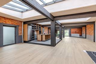 Deze uitzonderlijke eigendom combineert een ruime loft, een afzonderlijke studio, een atelier- of verandaruimte, een grote tuin en een magazijn...