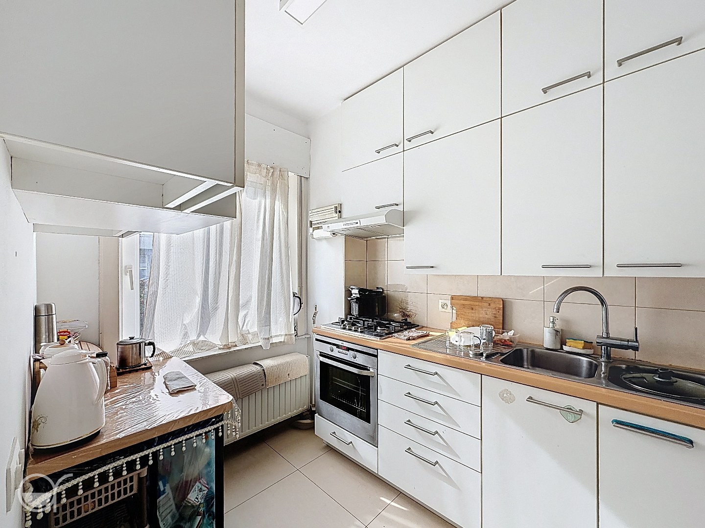 Gelijkvloers 2 slaapkamer-appartement nabij het Sint-Pietersstation met garagebox te huur - foto 2