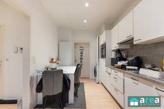 Dit instapklaar 2 slaapkamer appartement op het 1ste verdiep maakt deel uit van een kleinschalig gebouw bestaande uit 4 units zonder lift. Het...