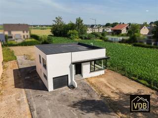 <p><span><strong>Instapklare, vrijstaande droomwoning met 3 slaapkamers op een perceel van 714 m²</strong></span></p><p><span>Bent u op zoek naar een woning waar u werkelijk niets meer aan hoeft te doen? Aan de <span><strong>Heirbaan 76 in Elen (Dilsen-Stokkem)</strong></span> bieden wij deze prachtige, volledig gerenoveerde vrijstaande woning aan. Dankzij het gunstige <span><strong>EPC-label B</strong></span> geniet u van een uiterst energiezuinige thuis, zonder enige renovatieverplichting.</span></p><p><span><strong>Wonen in alle comfort</strong></span></p><p><span>Deze karaktervolle split-level woning uit 1965 werd recent volledig en met oog voor detail vernieuwd. De focus op kwaliteit en lichtinval zorgt voor een unieke woonervaring:</span></p><ul><li><span><span><strong>Lichtrijke leefruimtes:</strong></span> Grote raampartijen zorgen voor een enorme lichtinval in de leefruimte.</span></li><li><span><span><strong>Modern comfort:</strong></span> De woning is volledig afgewerkt met nieuwe vloeren, strak pleisterwerk en moderne verlichtingsarmaturen.</span></li><li><span><span><strong>Klimaatbeheersing:</strong></span> De leefruimte is voorzien van airconditioning voor een optimaal binnenklimaat, het hele jaar door.</span></li><li><span><span><strong>Droomkeuken:</strong></span> De gloednieuwe, ingebouwde keuken is volledig uitgerust en klaar voor elke hobbykok.</span></li><li><span><span><strong>Veranda:</strong></span> In het verlengde van de leefruimte vindt u een sfeervolle veranda met een mooi uitzicht op de tuin.</span></li></ul><p><span><strong>Ruimtelijke indeling</strong></span></p><p><span>De woning is slim ingedeeld over verschillende niveaus:</span></p><ul><li><span><span><strong>Leefniveau:</strong></span> Inkomhal, leefruimte met airco, nieuwe keuken en een veranda.</span></li><li><span><span><strong>Slaapniveau:</strong></span> Twee ruime slaapkamers en de nieuwe badkamer.</span></li><li><span><span><strong>Garage & extra's:</strong></span> De garage is voorzien van een nieuwe sectionaalpoort aan de voorzijde en biedt ruimte voor wasmachine en droogkast; slaapkamer 3 bevindt zich op ditzelfde niveau.</span></li><li><span><span><strong>Kelderniveau:</strong></span> Een volledig waterdicht afgementeerde kelder onder het leefgedeelte met een nieuwe verwarmingsinstallatie en een extra sectionaalpoort aan de achterzijde voor gemakkelijke toegang met fietsen of tuingereedschap.</span></li></ul><p><span><strong>Totale renovatie voor gemoedsrust</strong></span></p><p><span>Deze woning is technisch en esthetisch volledig up-to-date:</span></p><ul><li><span><span><strong>Technieken:</strong></span> Volledig nieuwe elektriciteit (AREI-conform gekeurd voor 25 jaar), centrale verwarming op gas, en vernieuwd sanitair.</span></li><li><span><span><strong>Isolatie & Buitenzijde:</strong></span> Nieuwe ramen met ALU-profielen, nieuw plat dak met isolatie, spouwmuurisolatie en fris geschilderde gevels.</span></li><li><span><span><strong>Tuin:</strong></span> De tuin is volledig genivelleerd en voorzien van nieuw gras.</span></li><li><span><span><strong>Plannetjes en documenten:</strong></span> Alle relevante documenten zijn te downloaden in de rubriek "downloads" op onze website; de plannen zijn schetsen bij benadering.</span></li></ul><p><span><strong>Interesse in deze unieke parel?</strong></span></p><p><span>Neem voor meer informatie of een bezoek contact op met <span><strong>Marie-Paule</strong></span> op <span><strong>0476/959 958</strong></span> of bezoek <span><strong>www.vdb.immo</strong></span>.</span></p>