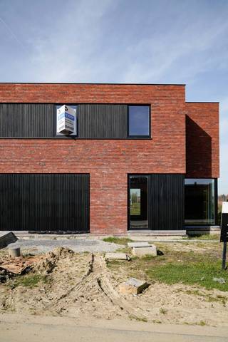 Energiezuinige woning op een perceel van 388 m2, gekenmerkt door een eigentijdse moderne architectuur. Deze halfopen bebouwing is voorzien van...