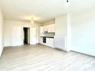 Volledig gerenoveerd (2022) appartement op de eerste verdieping (geen lift) gelegen in het centrum van Mechelen met mooi uitzicht over de Dijle. Het beschikt over een aangename leefruimte met vernieuwde open keuken, een ruime slaapkamer(rolluik), een kleine kamer welke gebruikt kan worden als bureau/hobbyruimte/dressing/inpandig terras... , een vernieuwde badkamer voorzien van douche, wastafel, toilet en een berging/wasplaats. Het gebouw werd volledig gerenoveerd  en opgeschilderd in 2022. Het is uitgerust met nieuwe(2022) elektriciteit, nieuw sanitair, nieuwe beglazing, nieuwe condensatieketel, ventilatie... (EPC B -113). Gelegen in fietsstraat op wandelafstand van station Mechelen Nekkerspoel en vlakbij de fietsostrade. GEEN GEMEENSCHAPPELIJKE KOSTEN - VRIJ VANAF 1/1/2027. Voor meer info --> cedric@immovos.be - 0486/538660