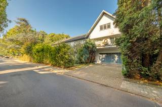 <p>In het bruisende centrum van Schilde bevindt zich deze veelzijdige praktijkwoning die wonen en werken op een unieke manier combineert. Dankzij de centrale ligging geniet u van alle voorzieningen op wandelafstand — winkels, scholen, horeca en openbaar vervoer liggen letterlijk om de hoek.</p>
<p>De woning biedt een ideale indeling voor wie een professionele praktijk aan huis wil combineren met comfortabel wonen. De benedenverdieping beschikt over een woongedeelte, ruime praktijk- en/of kantoorruimtes met aparte ingang, de bovenverdieping werd volledig ingericht met slaapkamers, badkamers en keuken.</p>
<p>Of u nu op zoek bent naar een woning met werkmogelijkheden, een investering met potentieel, of een nieuwe start midden in het dorpsleven van Schilde — deze eigendom biedt eindeloze mogelijkheden.</p>
<p>GELIJKVLOERS<br />Inkomhal 23m² op natuursteen.<br />Woonkamer 55m² op vasttapijt.<br />Keuken 18m² op tegel met kookplaat op gas, heteluchtoven, dampkap, dubbele spoelbak en ontbijthoek.<br />Wasplaats 11m² op tegel met toilet en handenwasser en aansluiting voor wasmachine/droogkast.<br />1ste praktijkruimte/slaapkamer.<br />2de praktijkruimte/slaapkamer met aparte berging.<br />Centrale hal met toegang tot de kelderverdieping.<br />Labo.<br />Wachtzaal.<br />Zij-ingang praktijk met gastentoilet.<br />Dubbele garage.</p>
<p>Kelder 68m² met toegang tot de kruipruimte.</p>
<p>1STE VERDIEPING</p>
<p>Nachthal 16m² op vasttapijt.</p>
<p>Hoofdslaapkamer 18m² op vasttapijt met ingemaakte kasten, ensuite dressing 9m² en badkamer 10m² met ligbad, enkele lavabo.</p>
<p>2de slaapkamer 15m².</p>
<p>3de slaapkamer 13m².</p>
<p>4de slaapkamer 12m².</p>
<p>2de badkamer 7m² op tegel met bad/douche combinatie en toilet.</p>
<p>5de slaapkamer 20m².</p>
<p>6de slaapkamer.</p>
<p>VOLLEDIG INGERICHT APPARTEMENT<br />Leefruimte met terras. Keuken. 7<sup>de</sup> slaapkamer. Badkamer. Dressing</p>
<p>Zolder 190 m².</p>
<p>BIJZONDERHEDEN<br />Stookolietank 5000 liter dubbelwandig, dubbele en enkele beglazing, schrijnwerk staal, alarm, alarm sensoren, houten rolluiken.</p>
<p>POSITIEVE ASPECTEN<br />Zéér goede visibiliteit<br />Enorm veel mogelijkheden<br />Ideaal voor wonen/werken<br />Mogelijke projectgrond<br />Wandelafstand winkels, scholen en openbaar vervoer</p>
<p></p>