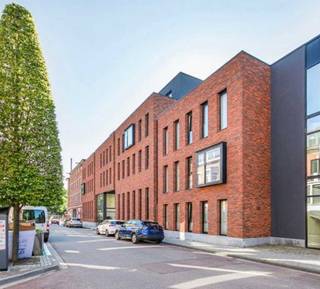 Residentie ACE is een nieuwbouw anno '19. De kamer is voorzien van eigen sanitair, vast meubilair en een koelkast. De kamer is gelegen aan de voorzijde van het gebouw op het eerste verdiep. Op het verdiep is een volledig uitgeruste gemeenschappelijke keuken voorzien. In het gebouw bevindt zich ook een gemeenschappelijke ontmoetingsruimte, waslokaal, afvalberging, lift en een ondergrondse fietsenstalling.<br />Residentie ACE is gelegen nabij de binnenstad, faculteiten en op wandelafstand van het station