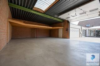 Deze goed onderhouden ruime villa biedt een unieke combinatie van wonen en werken. De woonst heeft een bewoonbare oppervlakte van maar liefst 264 m²! De woning beschikt over een overvloed aan natuurlijk licht en een doordachte indeling.<br />Kortom een woning met uitzonderlijk potentieel.<br />De ruime opslagruimte/loods heeft een oppervlakte van ca. 120 m² en is een grote troef. De loods beschikt over opslagplaats, een bureauruimte, toilet, wasplaats en douche. De loods is voorzien van twee hoge poorten. Ideaal voor een zelfstandige die opslag nodig heeft of voor het stallen van mobilhomes, het uitoefenen van een hobby of voor wie nood heeft aan extra opslagplaats.<br />De woning is gunstig gelegen nabij het kanaal Gent-Brugge, in een rustige en landelijke omgeving, met een vlotte verbinding naar belangrijke invalswegen.<br /><br /><strong>INDELING</strong>:<br />Gelijkvloers: inkomhal met toilet en rechts een bureauruimte/slaapkamer en links een gezellige zit- en eetplaats. lichtrijke leefruimte, ruime veranda met gashaard en een volledig uitgeruste keuken met aansluitend een berging/wasplaats. Grote bureauruimte met toegang tot het terras. Daarnaast is er een ontspanningsruimte met een groot schuifraam, gashaard, sauna en badkamer, evenals een grote bureauruimte met toegang tot het terras.<br />Eerste verdieping: polyvalente ruimte die eenvoudig kan worden ingericht als extra slaapkamer (mits plaatsen van een deur en wand), een badkamer met ligbad, douche, toilet en wastafel, en twee ruime slaapkamers. Eén slaapkamer beschikt over een grote dressing, de andere over een mezzanine.<br /><br />Vanuit de woning is er directe toegang tot de dubbele garage en de opslagruimte/loods.<br />Buiten geniet u van veel ruimte, parkeermogelijkheden en voor de woning is er een automatisch hekken. <br /><br /><strong>EXTRA INFORMATIE:</strong><br />Woonoppervlakte: 264 m²<br />EPC: energielabel D (309 kWh/m²/jaar)<br />Zonnepanelen: 48 panelen (72m²)<br /><br />Contacteer PERSPECTIEF VASTGOED – 7 op 7 bereikbaar – voor meer informatie of een bezoek.<br />Bel 050/550.750 of mail naar info@perspectiefvastgoed.be.<br /> 
