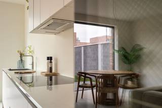 <p><span> </span></p><p><span>Droom je van een nieuwbouwwoning zonder aankoop onder btw-stelsel? Dan is dit je kans. In deze recent opgeleverde woning geniet je van alle hedendaagse comfort – warmtepomp, vloerverwarming, ventilatiesysteem, zonnepanelen en een E-peil onder 30 – waar je uitzonderlijk registratierechten op kan betalen. Gelegen in een rustige, doodlopende straat temidden het Boekenbergpark en Te Boelaerpark, woon je hier in een</span><span> </span><span>gezellige woongemeenschap en groene buurt met alle voorzieningen vlakbij. XL-staanplaats optioneel aan te kopen (€ 25.000).</span></p><p><span> </span></p><p><span>Licht, ruimte & hedendaags comfort</span></p><p><span>Van zodra je binnenkomt, valt de royale inkomhal op. De stijlvolle XL-tegelvloer loopt door over het volledige huis en zorgt voor een strak en tijdloos geheel. Er is meer dan voldoende plaats voor een vestiaire, terwijl aan de overzijde nog ruimte overblijft voor een speelhoek of een compacte thuiswerkplek. Links bevindt zich het gastentoilet met hangtoilet en lavabo.</span></p><p><span>Rechtdoor stap je de indrukwekkende leefkeuken binnen. Dankzij de hoekligging, het extra zijraam en het grote schuifraam naar de tuin baadt deze ruimte de hele dag in het natuurlijke licht. Binnen en buiten lopen hier naadloos in elkaar over. De moderne keuken is volledig uitgerust met Whirlpool-toestellen, waaronder een koelkast, diepvries met drie lades, combi-oven, vaatwasser, inductiekookplaat en een ruime spoelbak. Aansluitend bevindt zich de technische ruimte, waar alle technieken netjes zijn ondergebracht: ventilatiesysteem, aansluiting was-droogcombinatie, warmtepomp, omvormer van de zonnepanelen en de nutsvoorzieningen.</span></p><p><span> </span></p><p><span>Vier volwaardige slaapkamers en twee badkamers</span></p><p><span>Op de eerste verdieping bevindt zich de royale leefruimte aan de voorzijde van de woning. Dezelfde stijlvolle XL-tegelvloer loopt hier naadloos door en, in combinatie met de grote raampartijen, zorgt dit voor een aangename lichtinval en een heerlijk ruimtelijk gevoel. Achteraan vindt u de eerste slaapkamer: een comfortabele master bedroom met een prachtig uitzicht op de tuin dankzij de twee hoge raampartijen. De ensuite badkamer is stijlvol afgewerkt met kwalitatieve materialen en beschikt over een ruime inloopdouche, dubbel lavabomeubel met onderkasten en een grote spiegel.</span></p><p><span> </span></p><p><span>De tweede verdieping telt nog drie volwaardige slaapkamers, waardoor deze woning perfect is voor een gezin of wie extra ruimte zoekt. De nachthal baadt in het daglicht dankzij een lichtkoepel en geeft toegang tot een apart gastentoilet met handenwasser en de tweede badkamer. Net als de ensuite badkamer werd ook deze afgewerkt in dezelfde moderne, hoogwaardige stijl en uitgerust met een inloopdouche, ligbad en een dubbel lavabomeubel met onderkasten en spiegel.</span></p><p><span> </span></p><p><span>Groen wonen tussen twee parken</span></p><p><span>De ligging is een absolute meerwaarde. In deze rustige, doodlopende straat woon je tussen het Te Boelaerpark en het Boekenbergpark, met zijn bekende zwemvijver. Ideaal voor wie houdt van wandelen, lopen, fietsen of gewoon genieten van het groen. De woning maakt deel uit van een moderne woongemeenschap waar veel aandacht is besteed aan publieke ruimte en ontmoeting. Via de tuin heb je bovendien rechtstreeks toegang tot de gemeenschappelijke binnenruimte en speelzone. Winkels, scholen, supermarkten, tram, bus en een Velo-station bevinden zich vlakbij. Ook gezellige adresjes zoals Brasserie De Ekster liggen op wandelafstand, terwijl je dankzij de nabijheid van de Ring en belangrijke invalswegen snel in alle windrichtingen kan vertrekken.</span></p><p><span> </span></p>